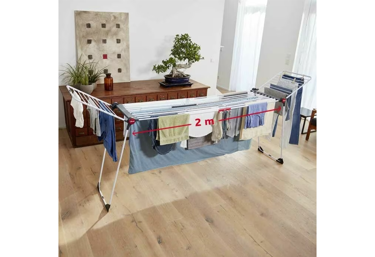 Απεικονίζεται η απλώστρα μέσα σε ένα δωμάτιο με το μήκος της.